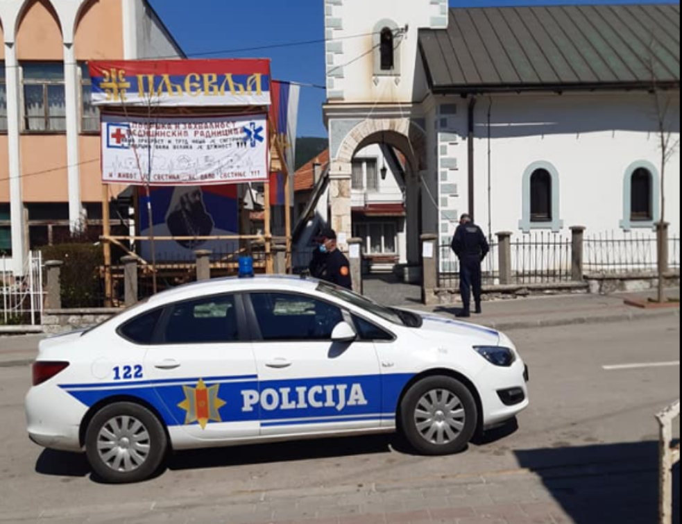 Policija zaključava crkve i vernike privodi na Veliku subotu